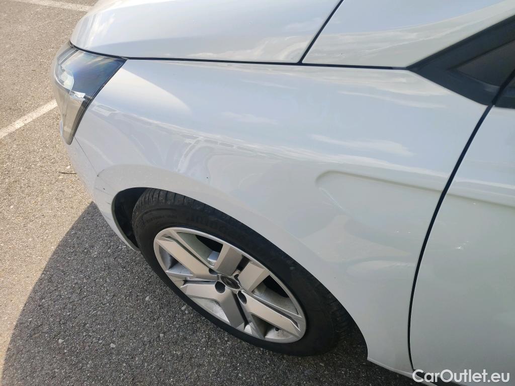  Renault  Clio RENAULT  / 2019 / 5P / berlina con portón Intens TCe 74 kW (100CV) GLP #16