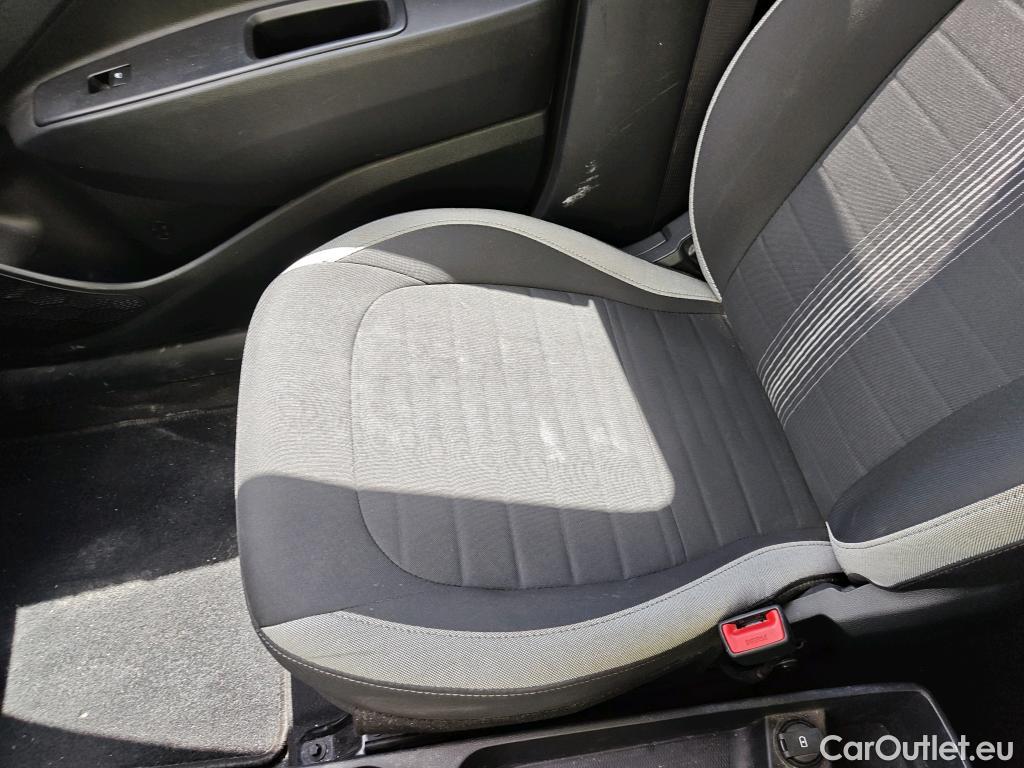  Hyundai  i10 HYUNDAI  / 2020 / 5P / berlina con portón 1.0 Klass #24