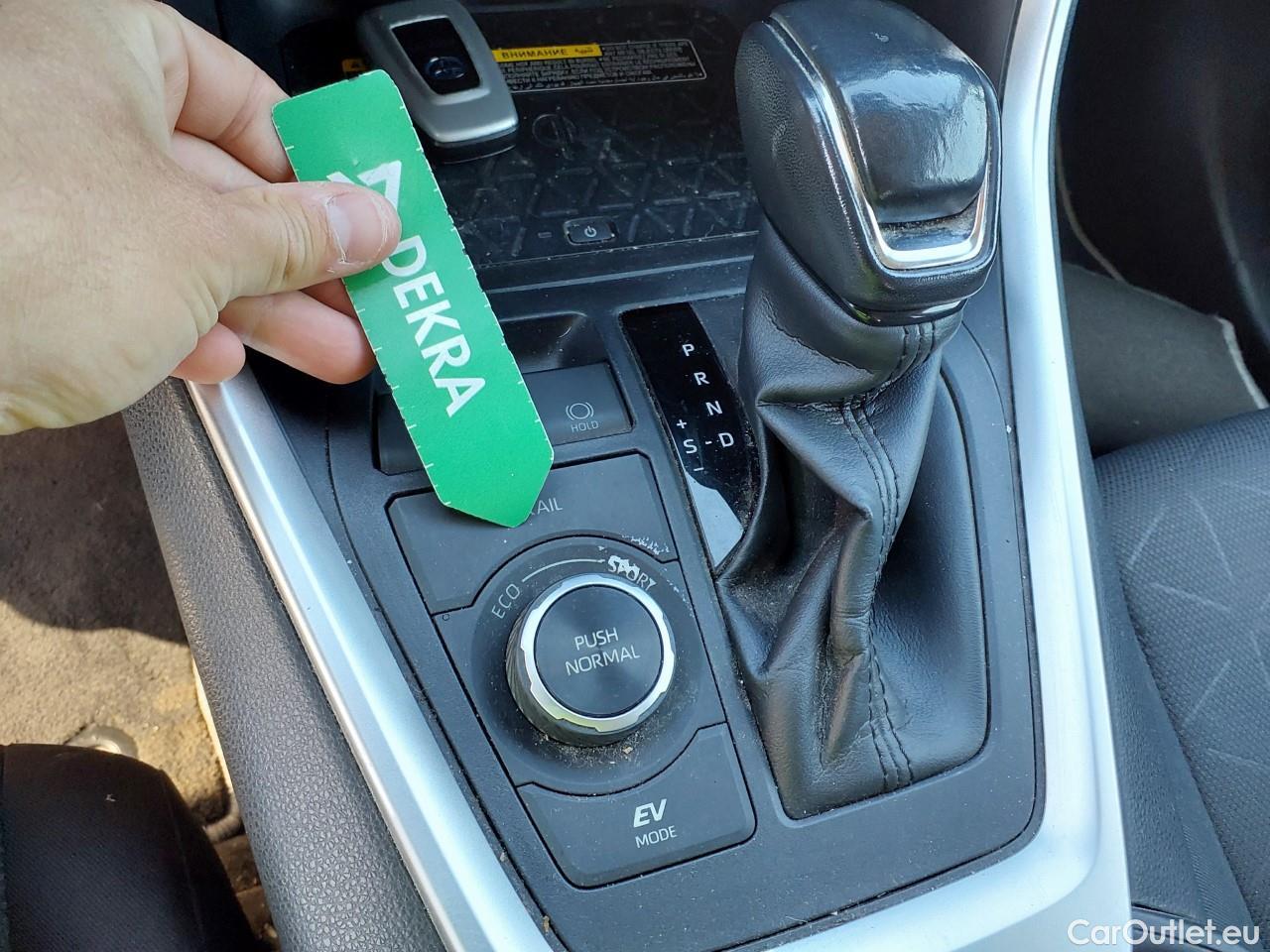  Toyota  RAV4 TOYOTA  / 2018 / 5P / todoterreno 2.5l 220H Advance 4WD #7