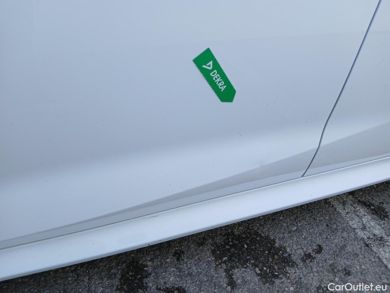  Toyota  Yaris TOYOTA  / 2020 / 5P / berlina con portón 1.5 120H Business Plus #16