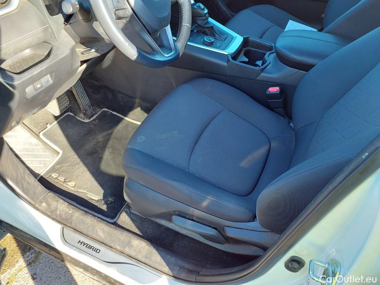  Toyota  RAV4 TOYOTA  / 2018 / 5P / todoterreno 2.5l 220H Advance 4WD #3