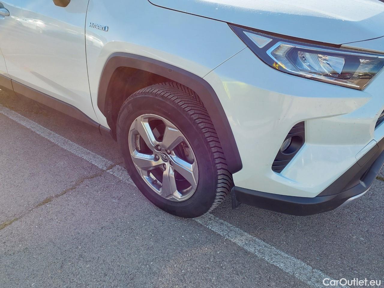  Toyota  RAV4 TOYOTA  / 2018 / 5P / todoterreno 2.5l 220H Advance 4WD #32