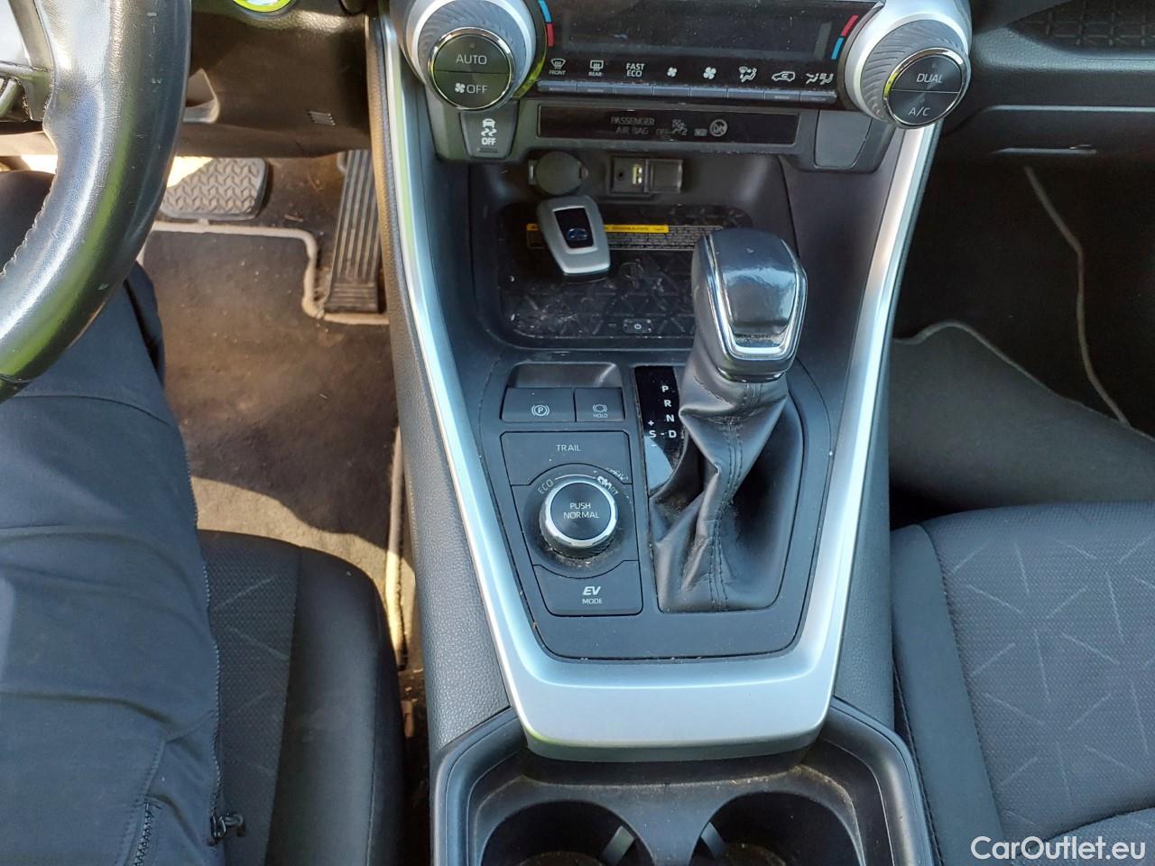  Toyota  RAV4 TOYOTA  / 2018 / 5P / todoterreno 2.5l 220H Advance 4WD #8