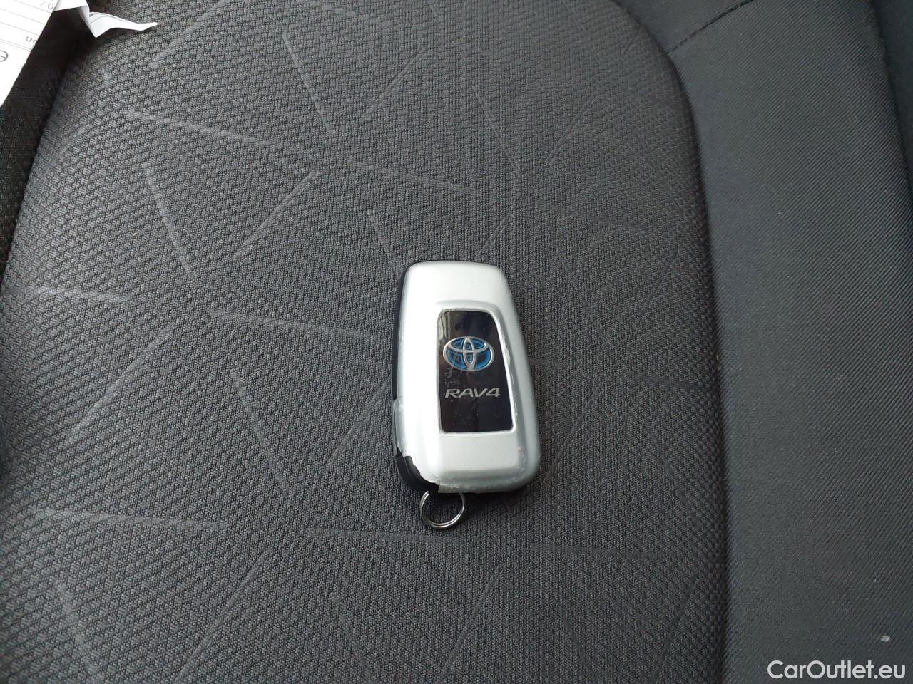  Toyota  RAV4 TOYOTA  / 2018 / 5P / todoterreno 2.5l 220H Advance 4WD #2