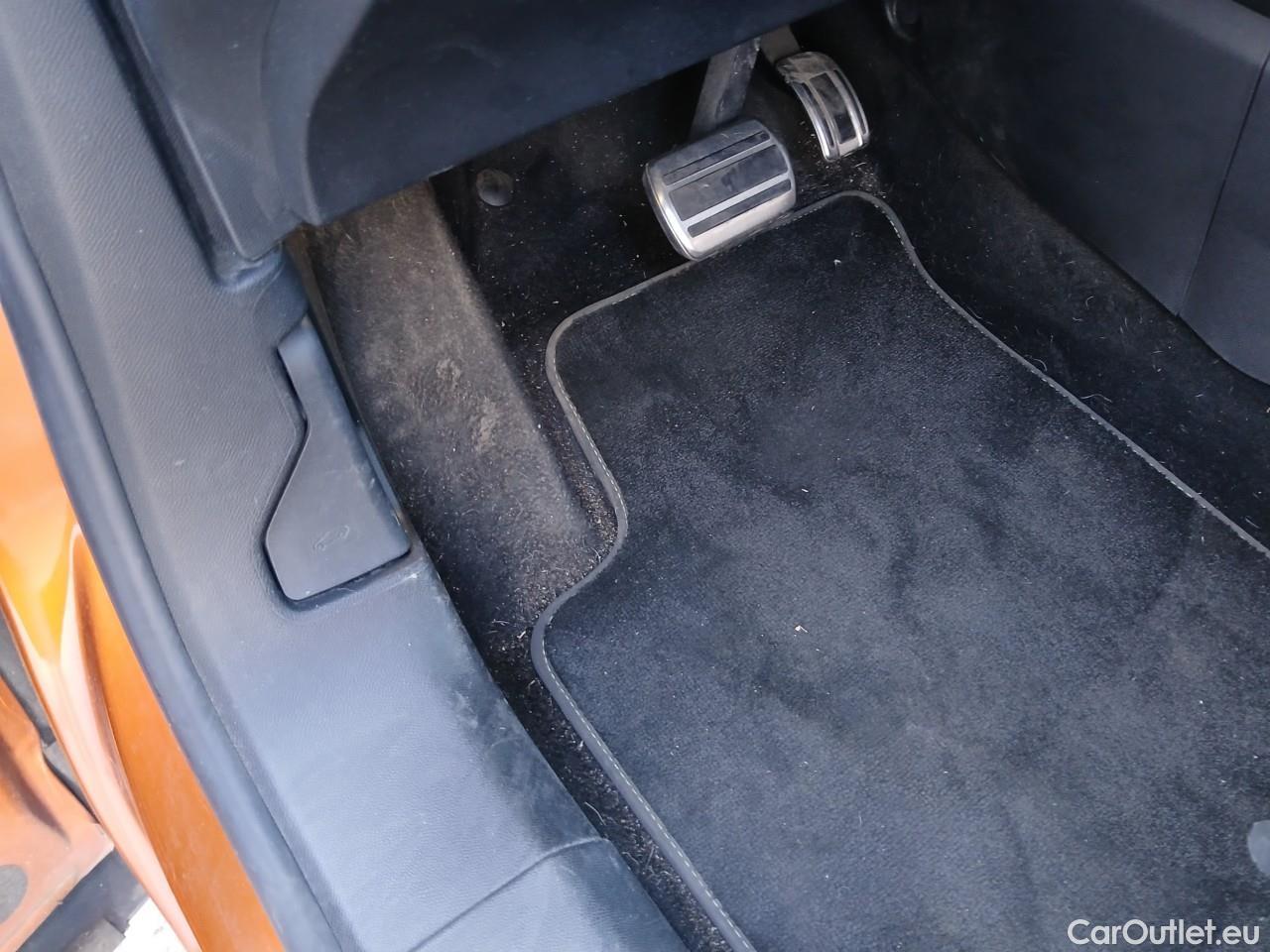  Peugeot  2008 PEUGEOT  / 2019 / 5P / todoterreno GT BlueHDI 130 S&S EAT8 #3