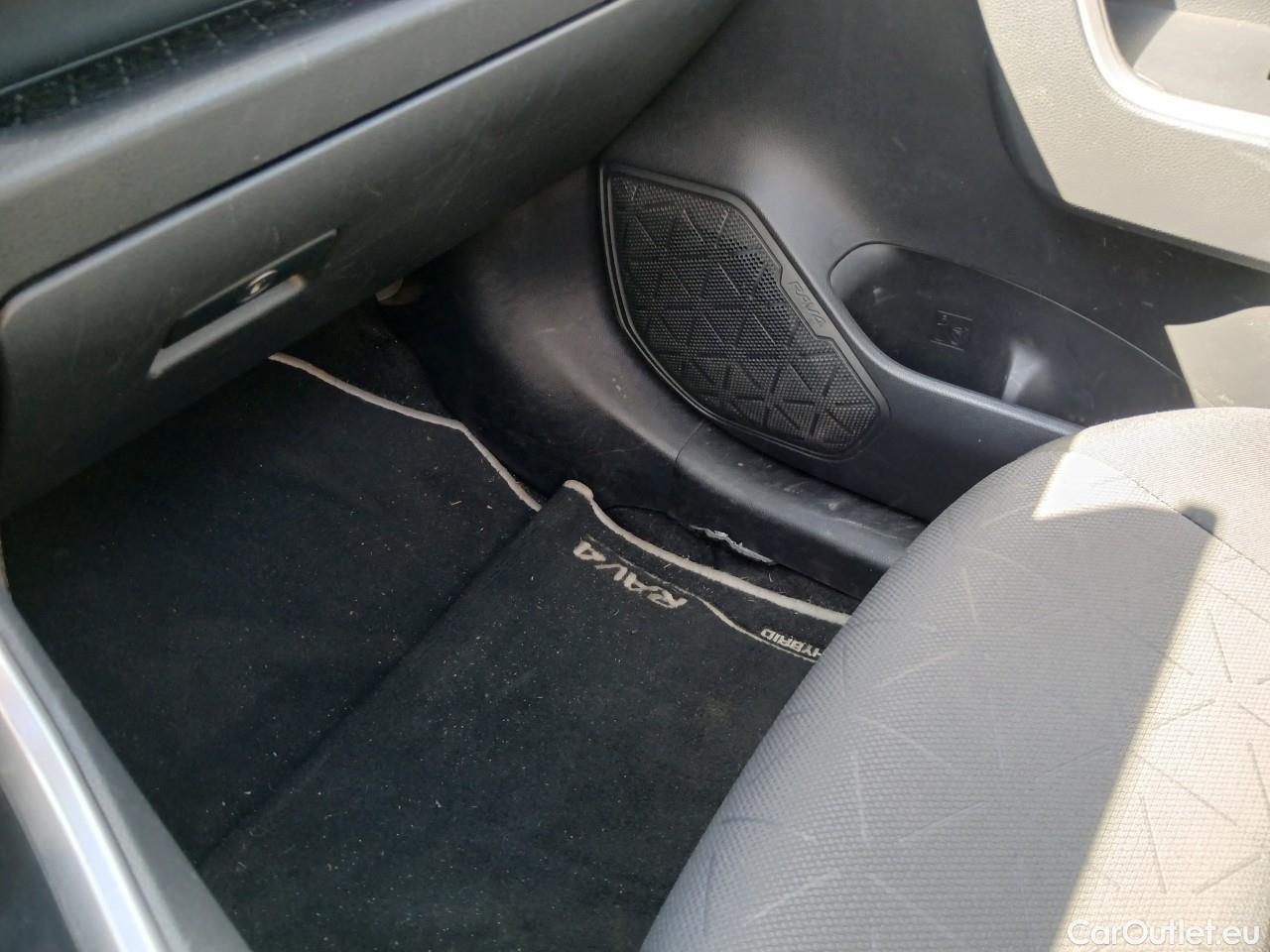  Toyota  RAV4 TOYOTA  / 2018 / 5P / todoterreno 2.5l 220H Advance #8
