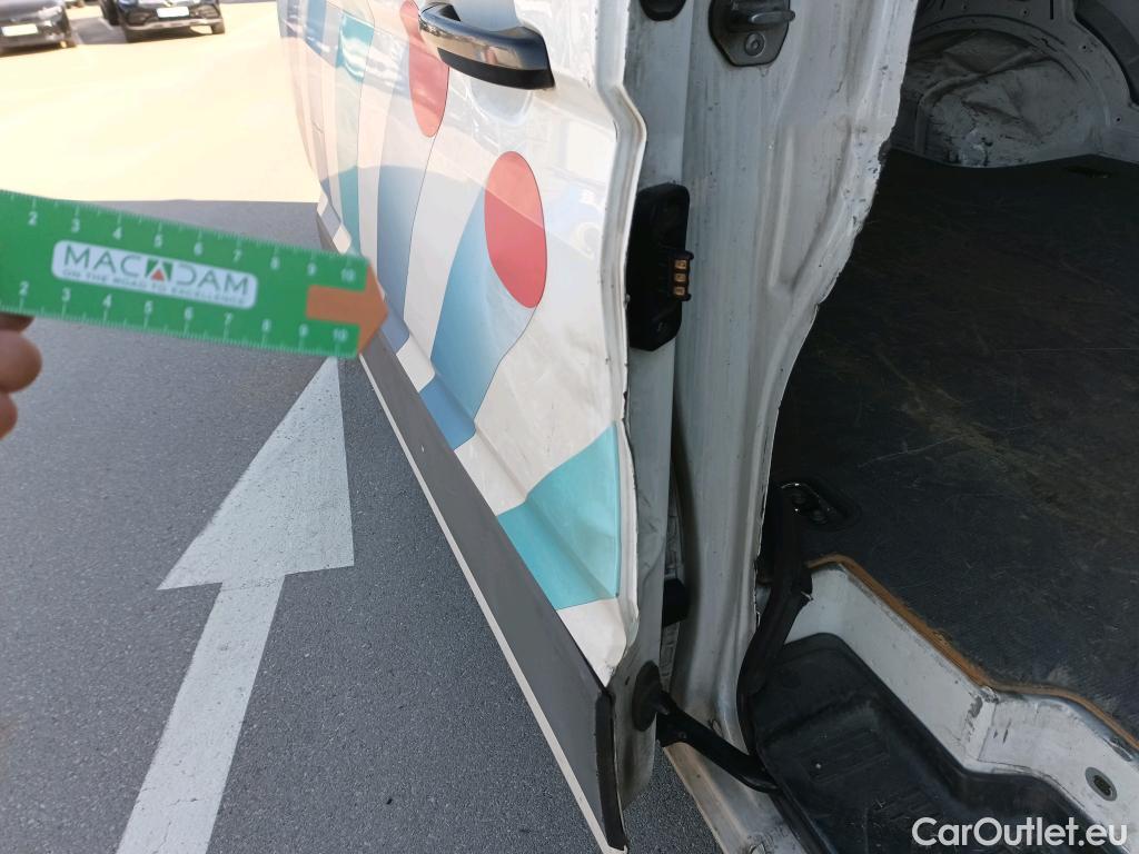  Volkswagen  Crafter VOLKSWAGEN  / 2017 / 4P / furgón 35 Furg BL TA Vol L5H3 2.0TDI 130kW RWD #11