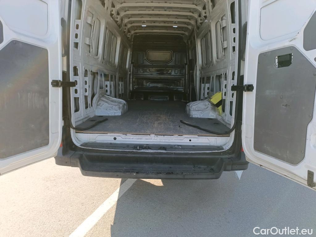  Volkswagen  Crafter VOLKSWAGEN  / 2017 / 4P / furgón 35 Furg BL TA Vol L5H3 2.0TDI 130kW RWD #7