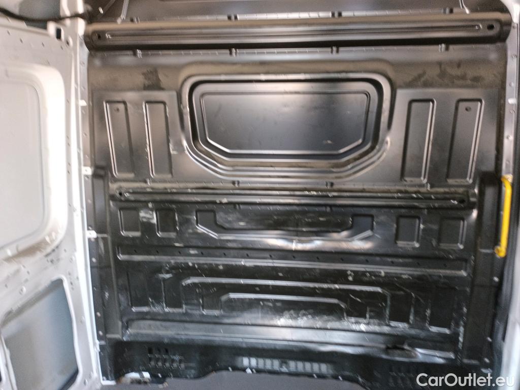  Volkswagen  Crafter VOLKSWAGEN  / 2017 / 4P / furgón 35 Furg BL TA Vol L5H3 2.0TDI 130kW RWD #29
