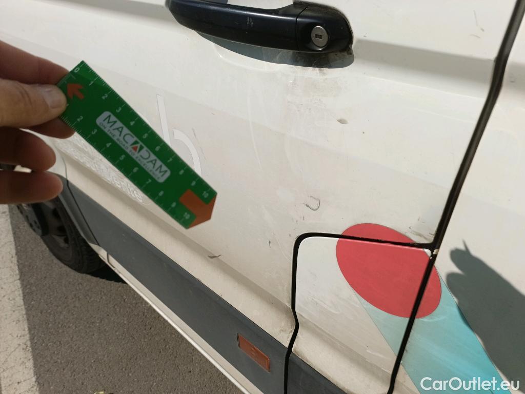  Volkswagen  Crafter VOLKSWAGEN  / 2017 / 4P / furgón 35 Furg BL TA Vol L5H3 2.0TDI 130kW RWD #26