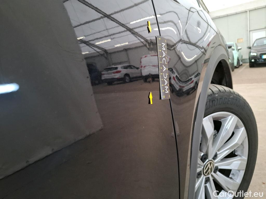  Volkswagen  T-ROC VOLKSWAGEN  / 2017 / 5P / SUV 1.5 TSI 150 EVO CARAT DSG7 #4