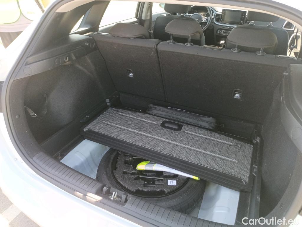  KIA  Cee'd KIA Ceed / 2021 / 5P / berlina con portón 1.0 T-GDi 88kW (120CV) Drive #1