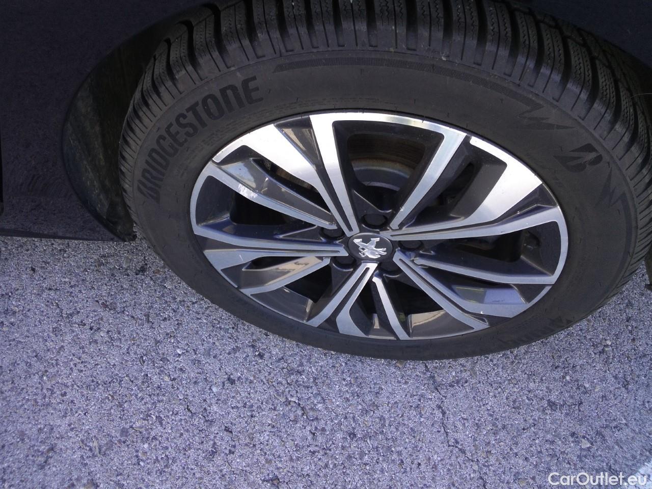  Land Rover  Discovery PEUGEOT 508 / 2018 / 5P / familiar SW Allure PureTech 180 S&S EAT8 #18