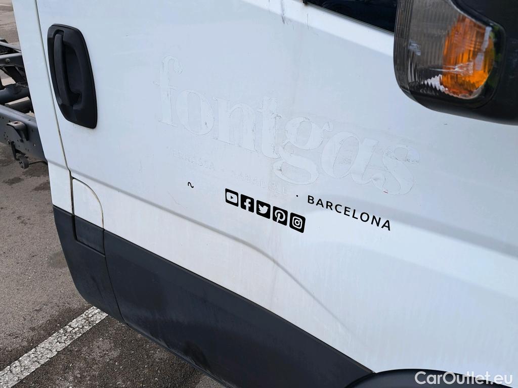  Land Rover  Discovery IVECO Daily / 2019 / 2P / chasis cabina 35C 18H A8 3750 #13