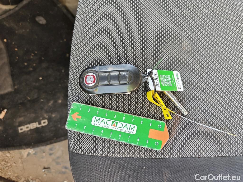  Fiat  Doblo FIAT Doblò Cargo/2015/3P/furgón derivado de turismo Cargo Base Plus 1.3 Mjet 70kW (95CV) #1