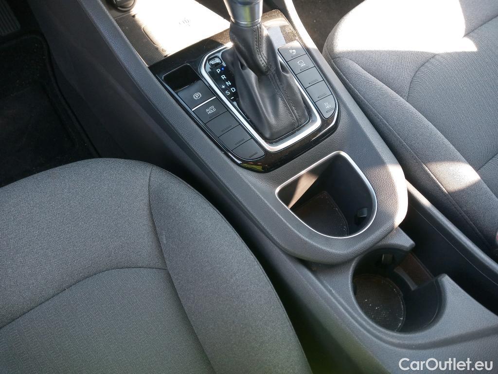  Hyundai   Ioniq HYUNDAI / 2019 / 5P / berlina con portón 1.6 GDI PHEV Tecno DCT #24