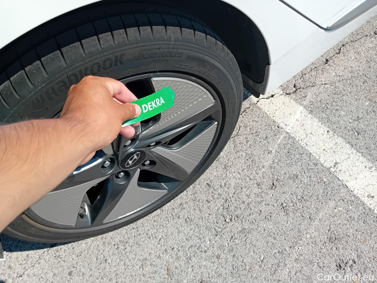  Hyundai   Ioniq HYUNDAI / 2019 / 5P / berlina con portón 1.6 GDI HEV Klass LE DCT #30