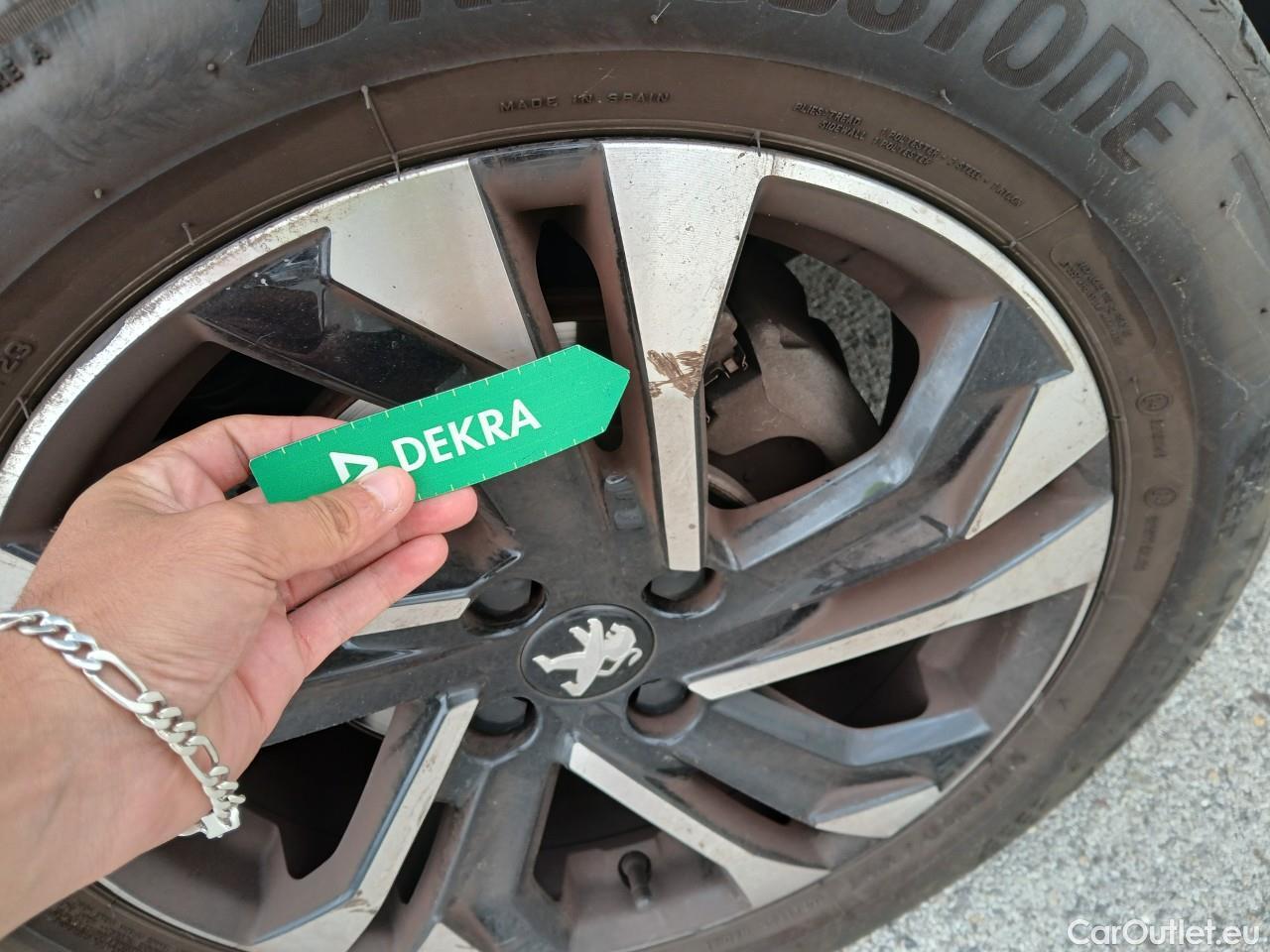  Land Rover  Discovery PEUGEOT 2008 / 2019 / 5P / todoterreno Allure Pack BlueHDI 81kW (110CV) (AC) #19