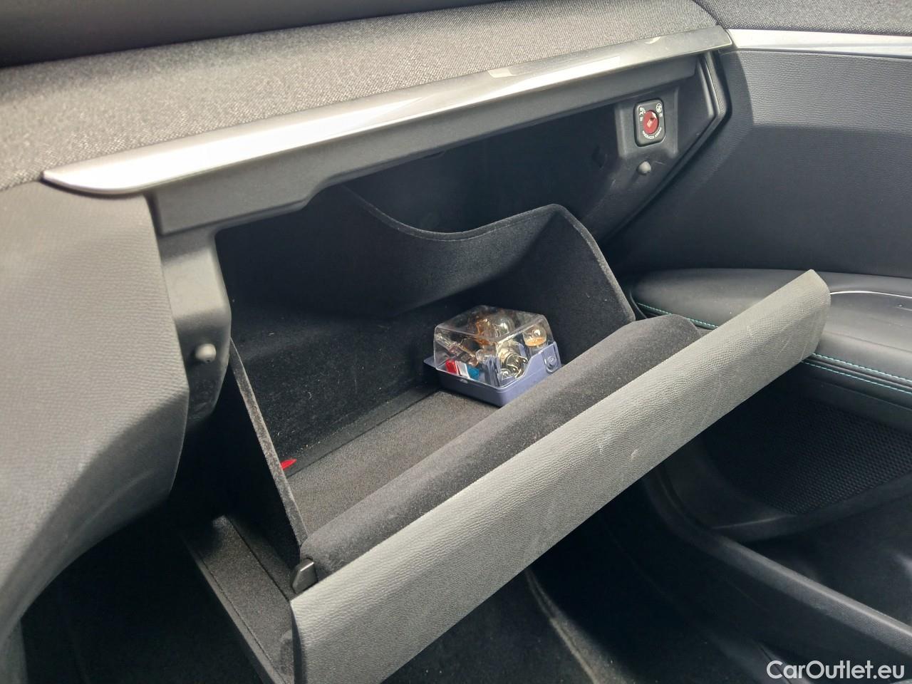  Land Rover  Discovery PEUGEOT 3008 Hybrid / 2020 / 5P / todoterreno 225 e-EAT8 Allure Pack #1