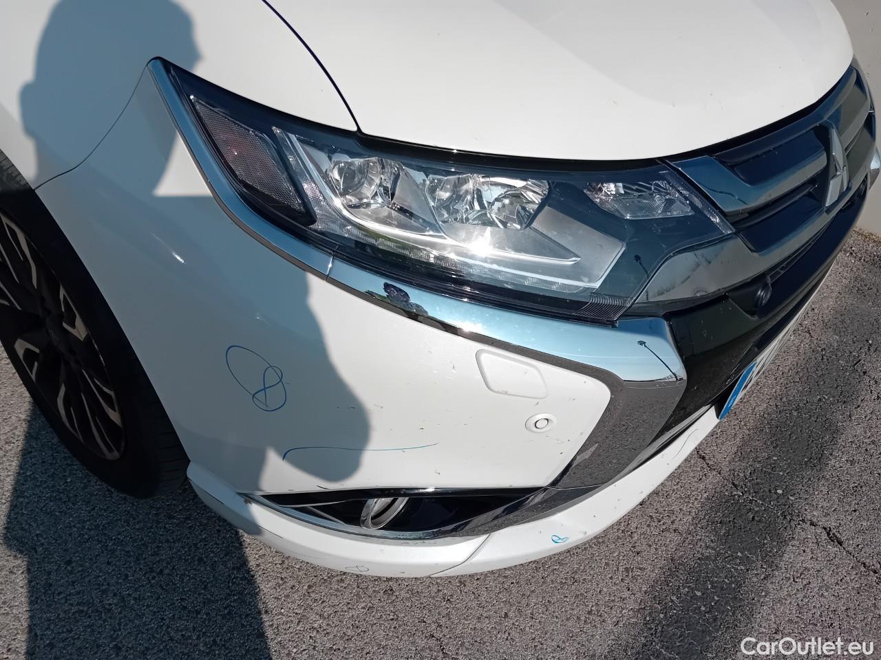 Mitsubishi  Outlander MITSUBISHI  5p 3G todoterreno 2.0 PHEV Kaiteki Auto 4WD #18