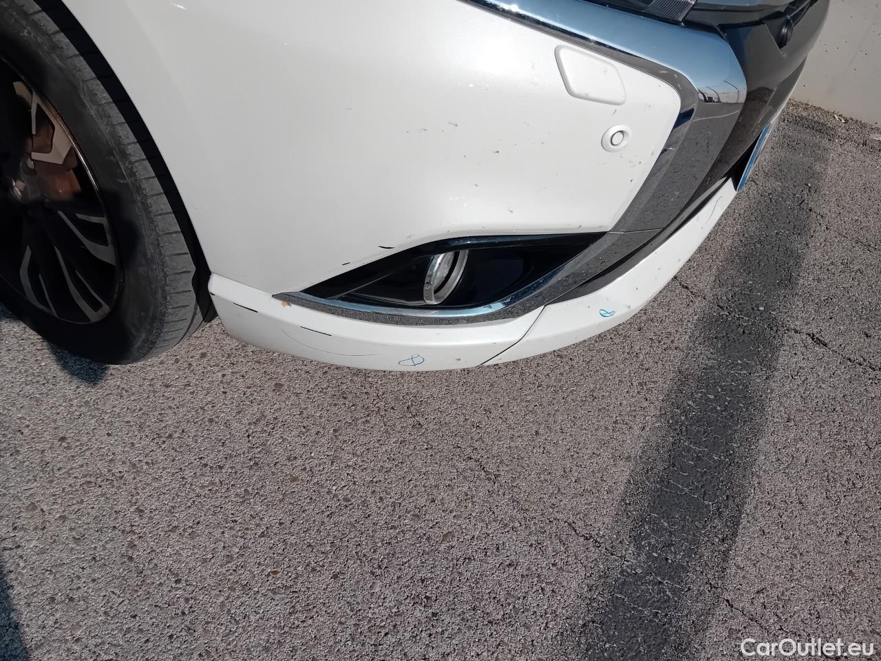  Mitsubishi  Outlander MITSUBISHI  5p 3G todoterreno 2.0 PHEV Kaiteki Auto 4WD #16