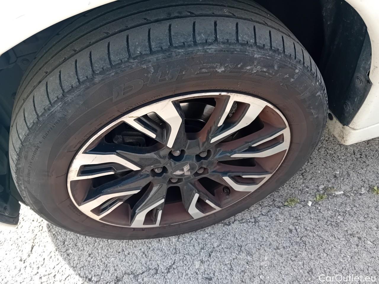 Mitsubishi  Outlander MITSUBISHI  5p 3G todoterreno 2.0 PHEV Kaiteki Auto 4WD #2