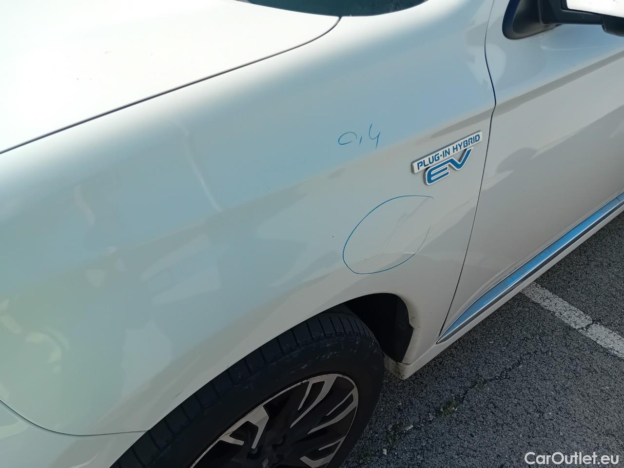  Mitsubishi  Outlander MITSUBISHI  5p 3G todoterreno 2.0 PHEV Kaiteki Auto 4WD #27