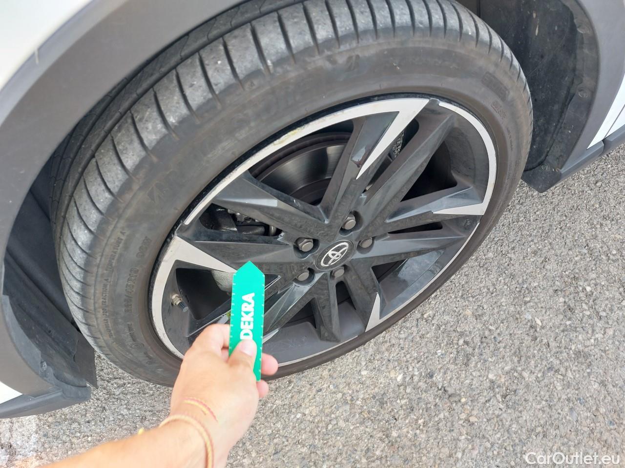  Toyota  C-HR TOYOTA  / 2019 / 5P / todoterreno 2.0 180H GR Sport #8