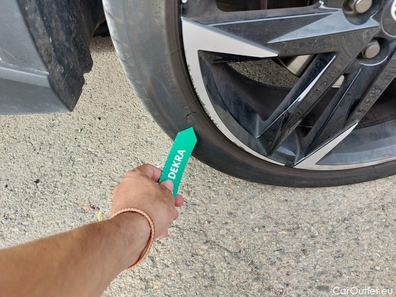  Toyota  C-HR TOYOTA  / 2019 / 5P / todoterreno 2.0 180H GR Sport #32