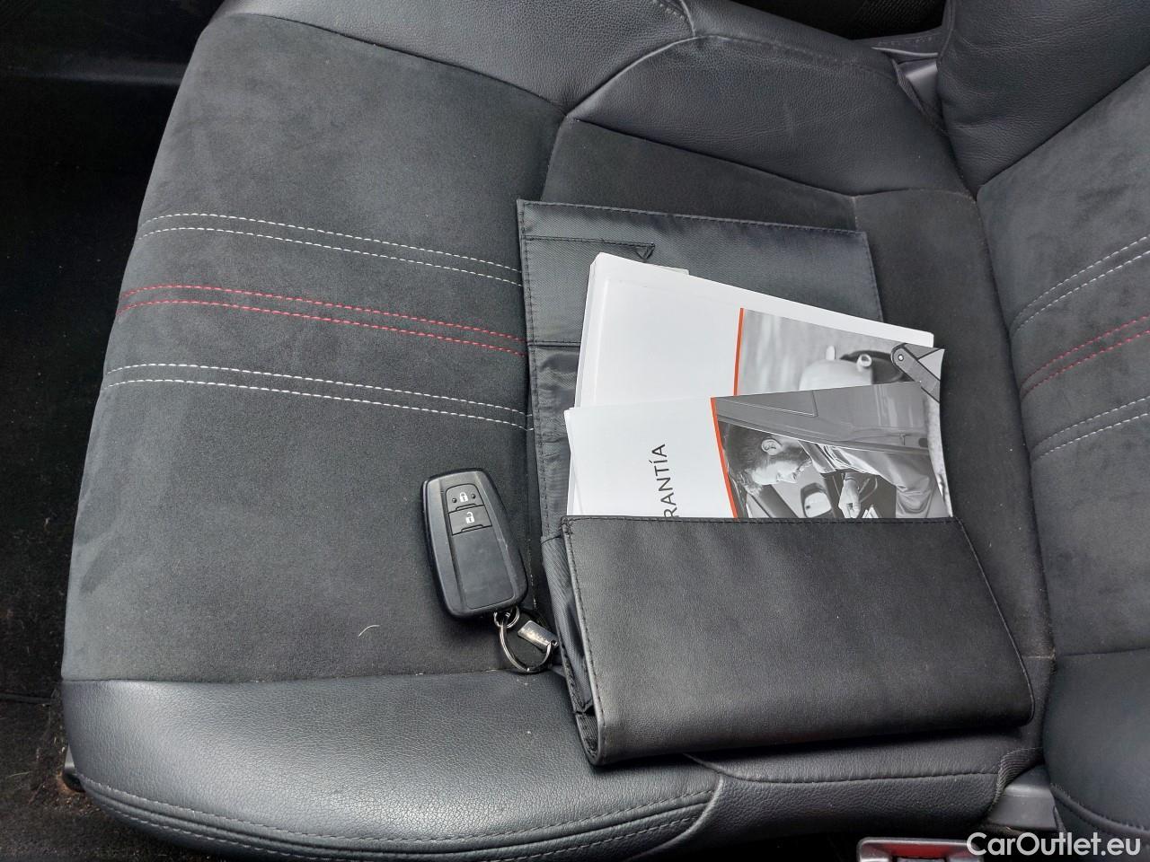  Toyota  C-HR TOYOTA  / 2019 / 5P / todoterreno 2.0 180H GR Sport #2