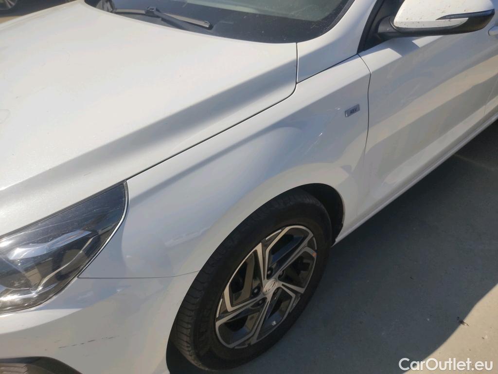  Hyundai  i30 HYUNDAI  / 2020 / 5P / berlina con portón 1.0 TGDI 48V Klass #24