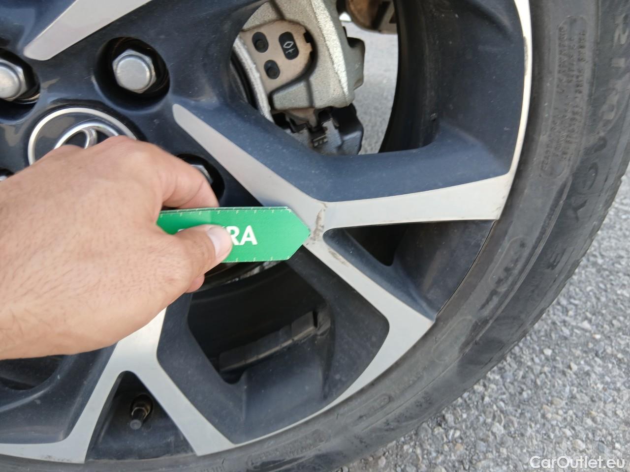  Toyota  C-HR TOYOTA  / 2016 / 5P / todoterreno 1.8 125H Advance (CX) #44