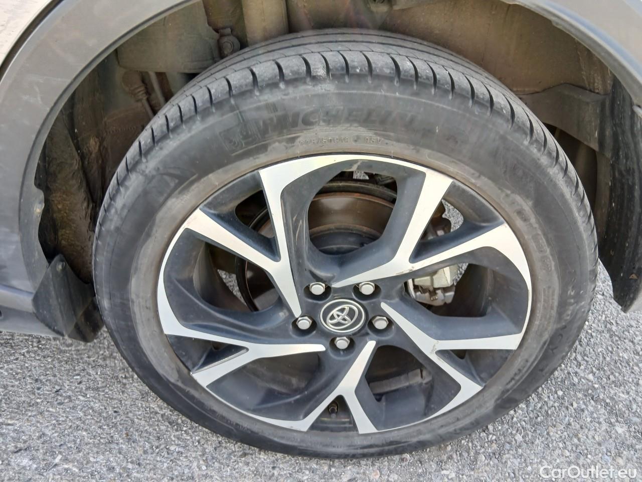 Toyota  C-HR TOYOTA  / 2016 / 5P / todoterreno 1.8 125H Advance (CX) #45