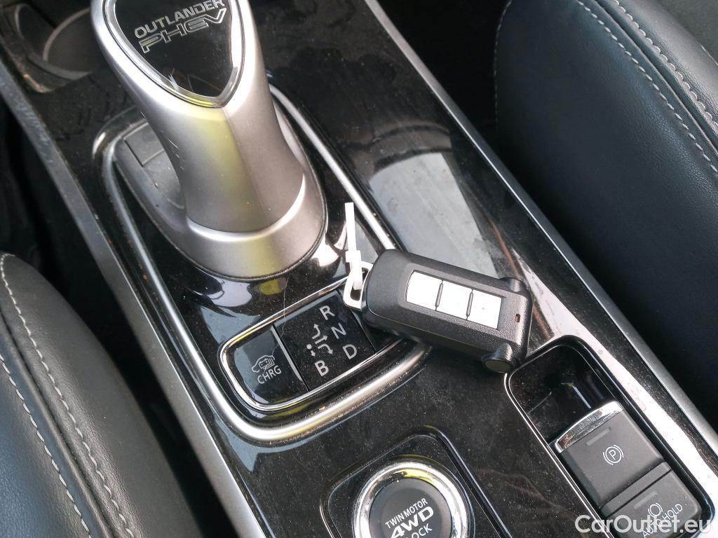  Mitsubishi  Outlander MITSUBISHI  5p 3G todoterreno 2.0 PHEV Kaiteki Auto 4WD #28