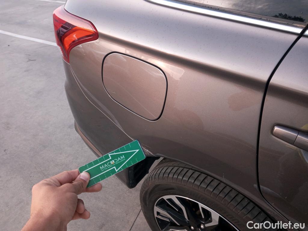  Mitsubishi  Outlander MITSUBISHI  5p 3G todoterreno 2.0 PHEV Kaiteki Auto 4WD #12