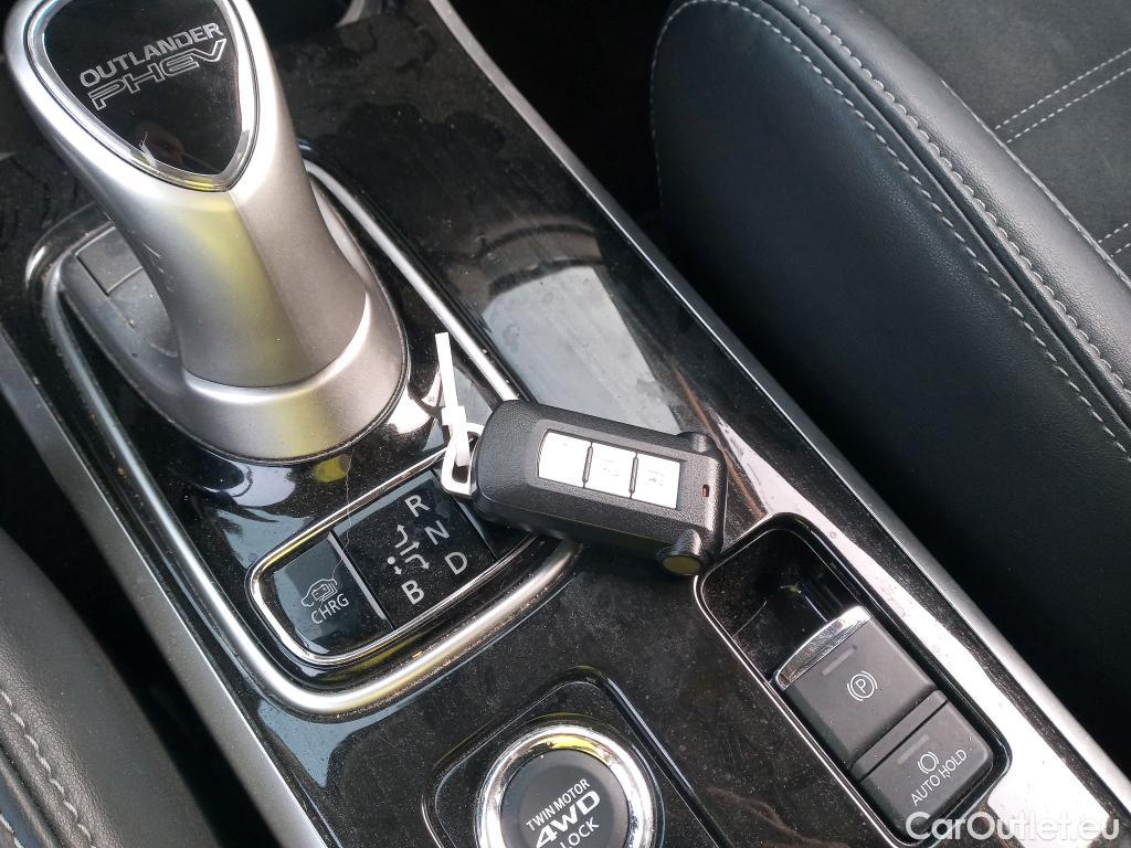  Mitsubishi  Outlander MITSUBISHI  5p 3G todoterreno 2.0 PHEV Kaiteki Auto 4WD #27