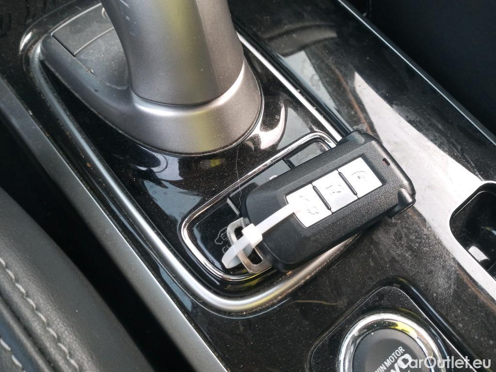  Mitsubishi  Outlander MITSUBISHI  5p 3G todoterreno 2.0 PHEV Kaiteki Auto 4WD #3
