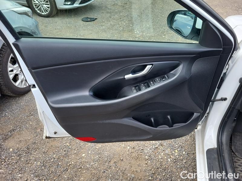  Hyundai  i30   cw (PD)(2017->)  kom.1.5T-GDI Family Smart #6