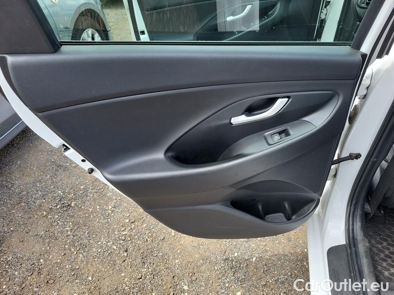  Hyundai  i30   cw (PD)(2017->)  kom.1.5T-GDI Family Smart #13