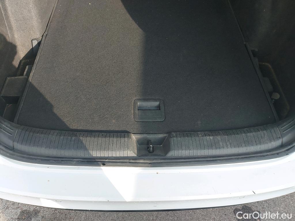  Volkswagen  Golf  VIII Variant R-Line 2.0 TDI 150CV E6d #17