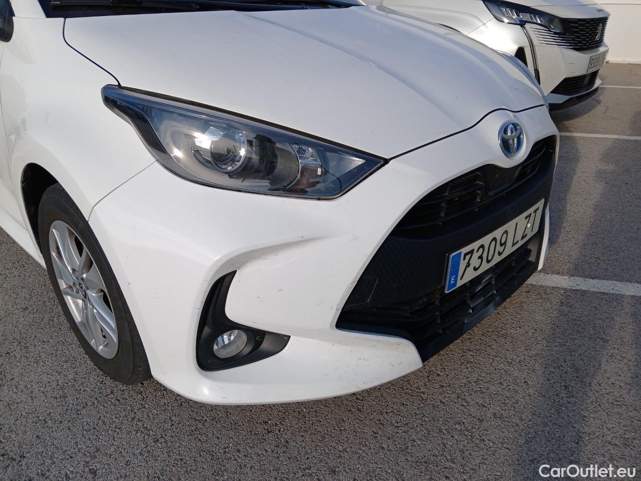  Toyota  Yaris TOYOTA  / 2020 / 5P / berlina con portón 1.5 120H Business Plus #3
