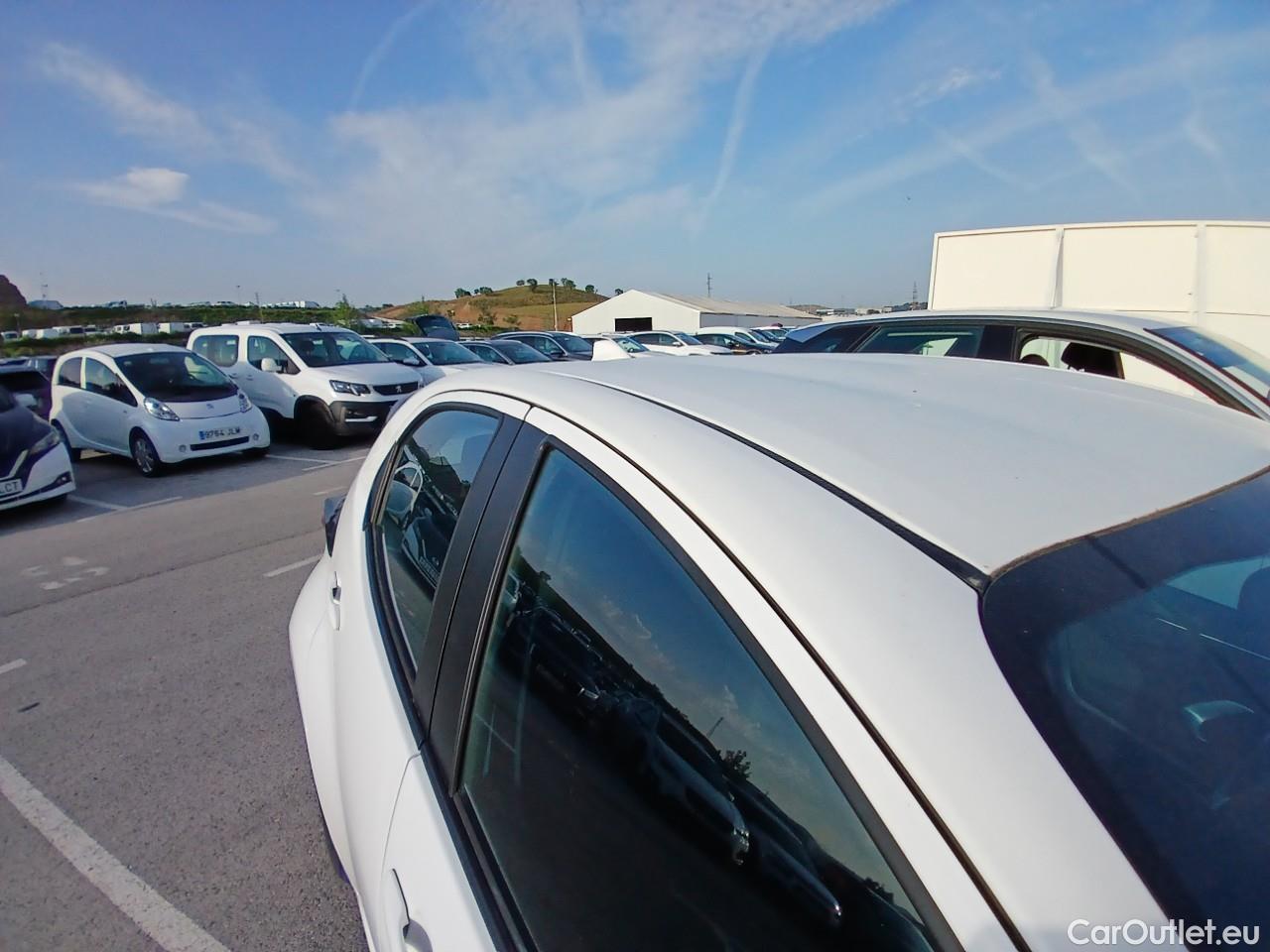  Toyota  Yaris TOYOTA  / 2020 / 5P / berlina con portón 1.5 120H Business Plus #20
