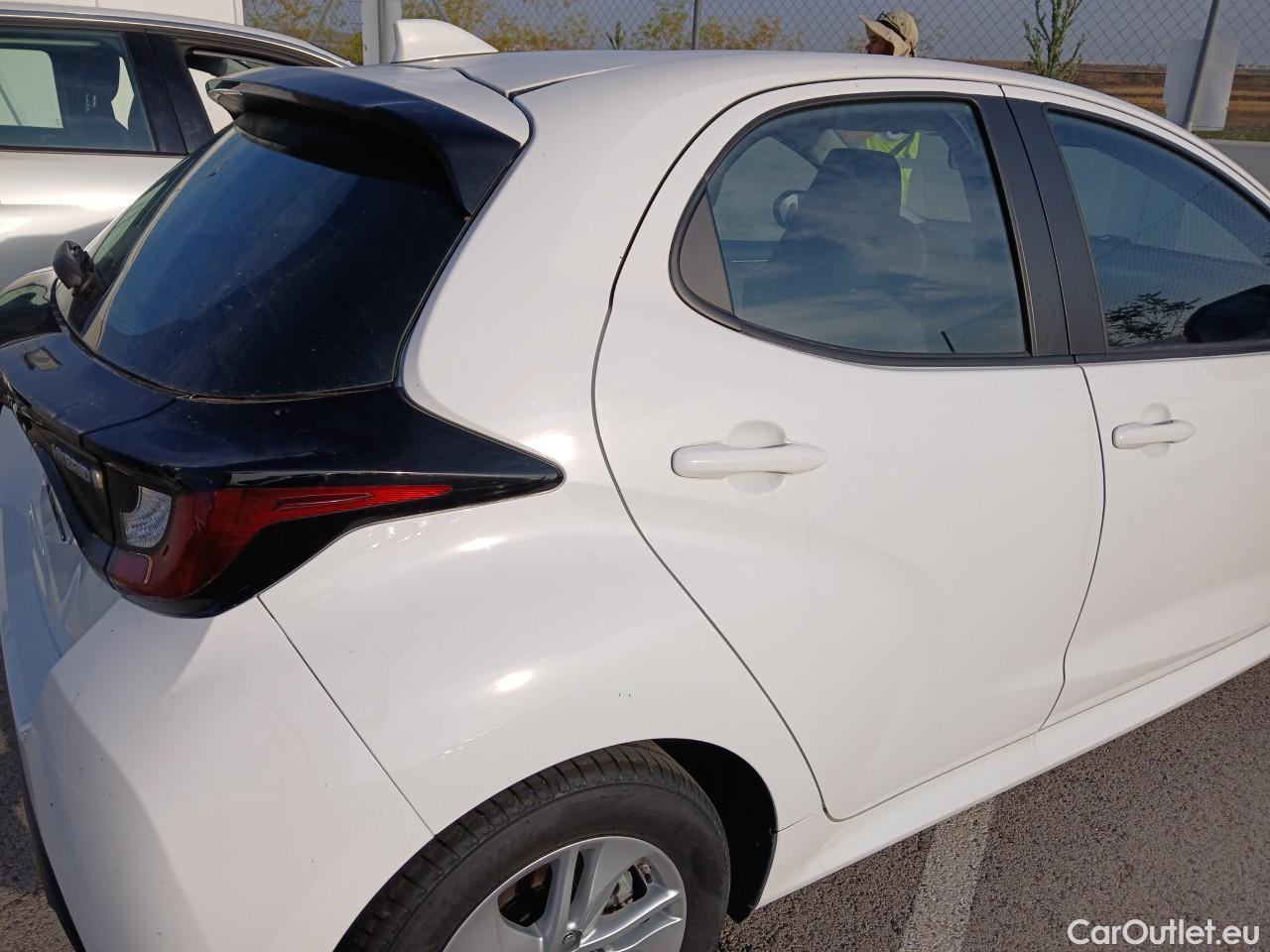  Toyota  Yaris TOYOTA  / 2020 / 5P / berlina con portón 1.5 120H Business Plus #16