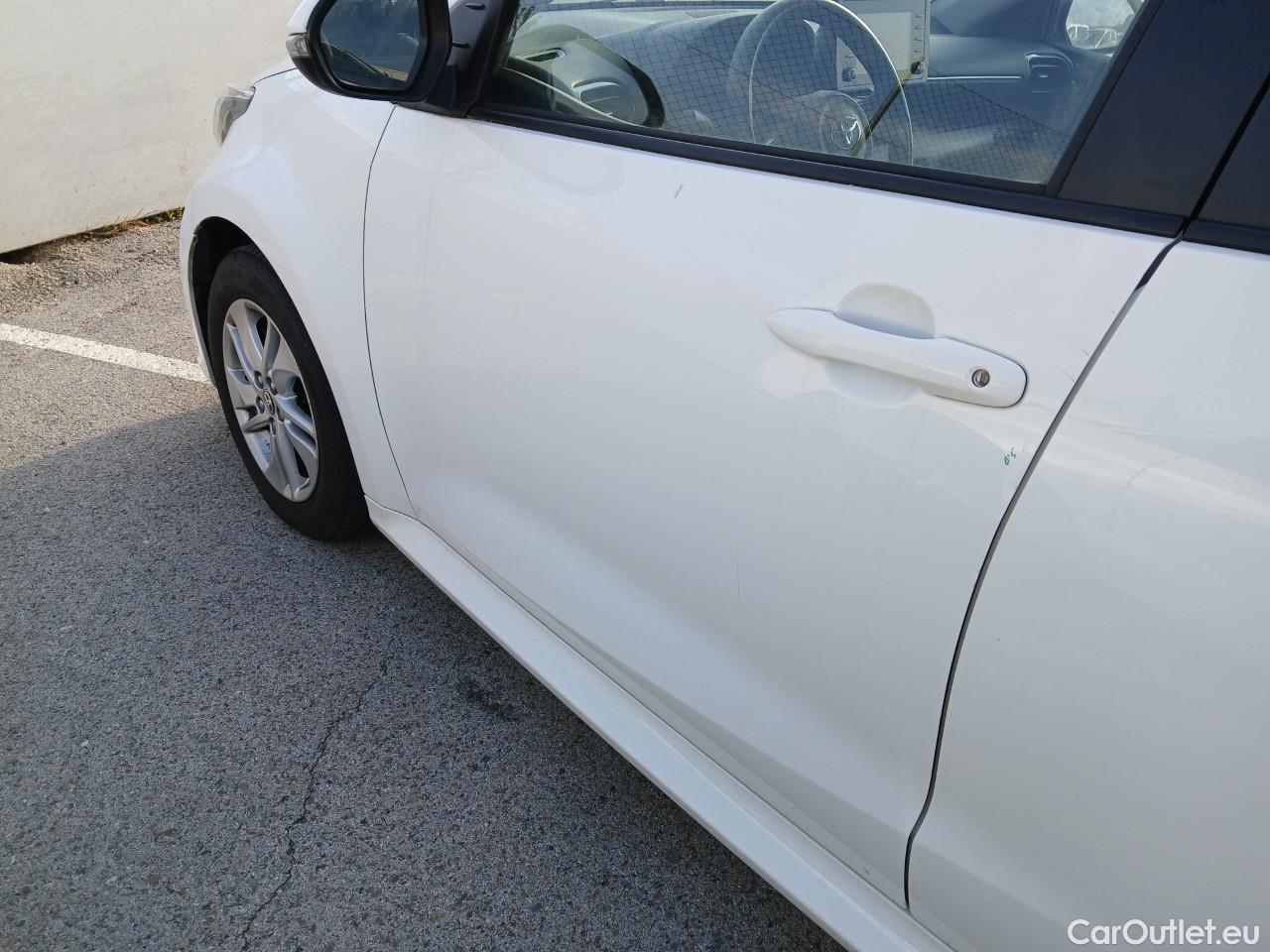  Toyota  Yaris TOYOTA  / 2020 / 5P / berlina con portón 1.5 120H Business Plus #8