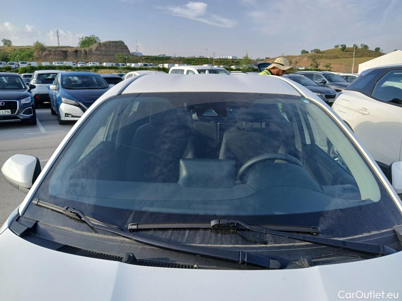  Toyota  Yaris TOYOTA  / 2020 / 5P / berlina con portón 1.5 120H Business Plus #7
