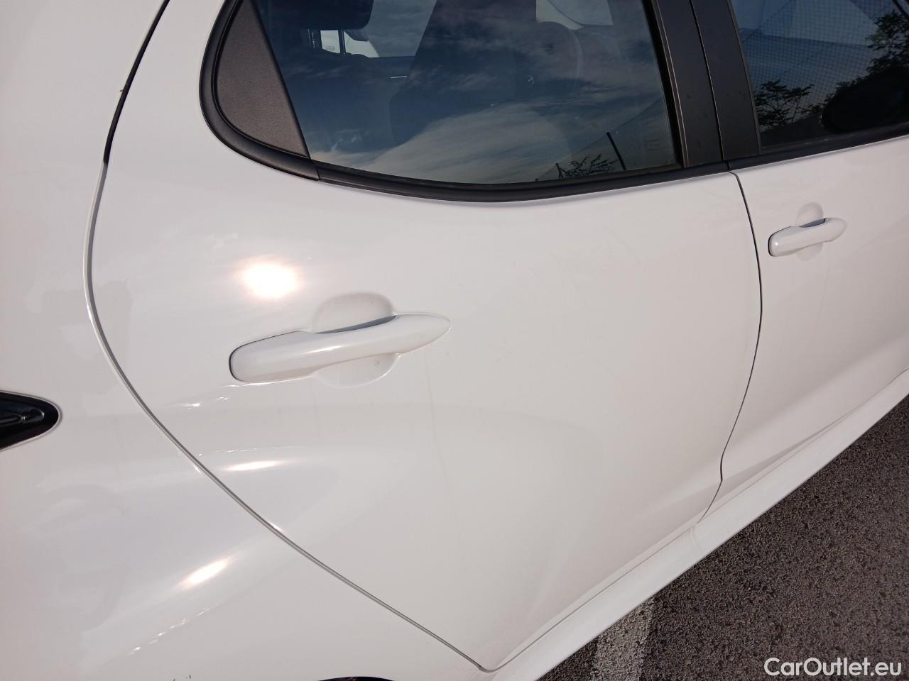  Toyota  Yaris TOYOTA  / 2020 / 5P / berlina con portón 1.5 120H Business Plus #17
