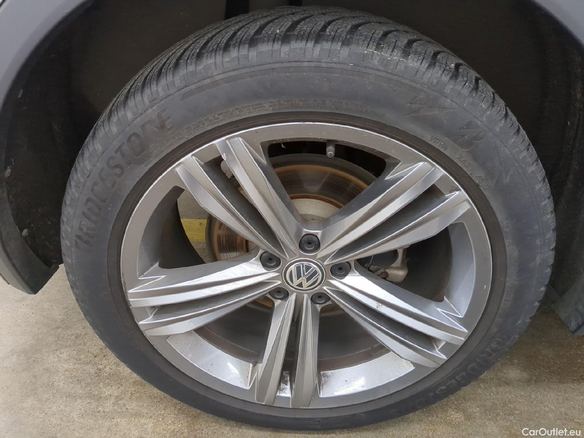  Volkswagen  Tiguan VOLKSWAGEN  / 2016 / 5P / SUV 2.0 TDI 150 DSG7 Carat #4