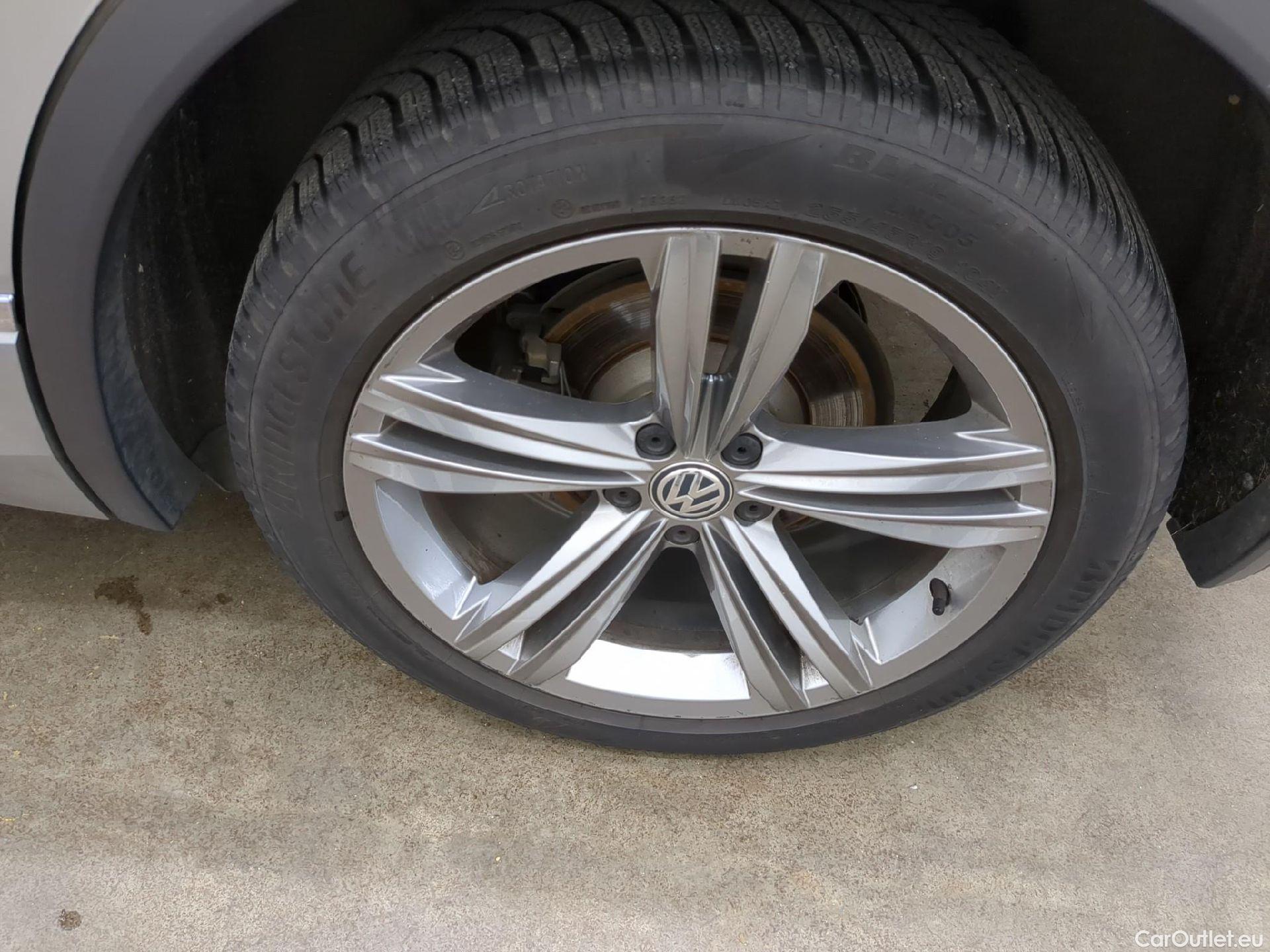  Volkswagen  Tiguan VOLKSWAGEN  / 2016 / 5P / SUV 2.0 TDI 150 DSG7 Carat #2