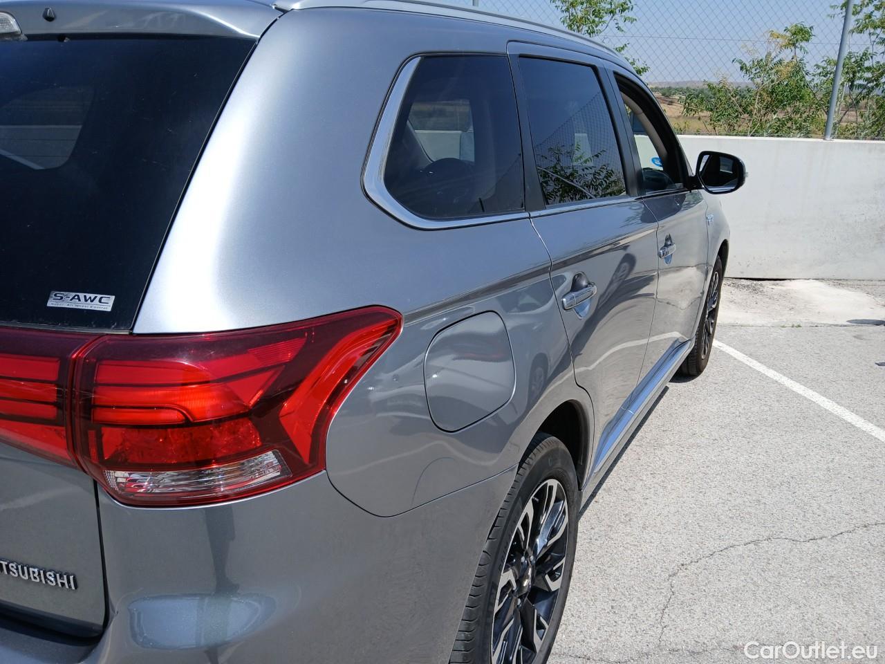  Mitsubishi  Outlander MITSUBISHI  5p 3G todoterreno 2.0 PHEV Kaiteki Auto 4WD #28