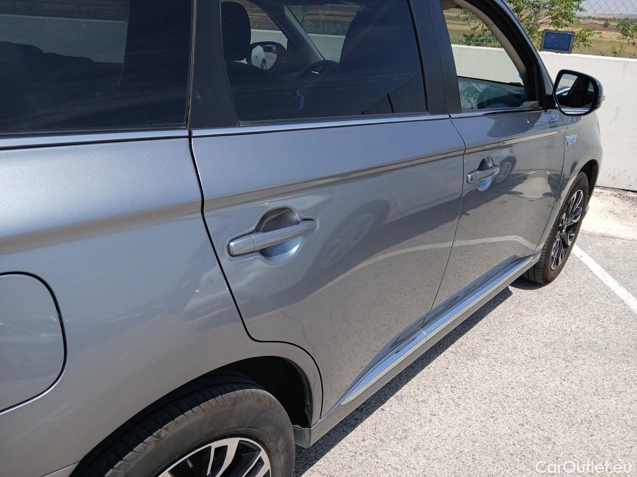  Mitsubishi  Outlander MITSUBISHI  5p 3G todoterreno 2.0 PHEV Kaiteki Auto 4WD #30